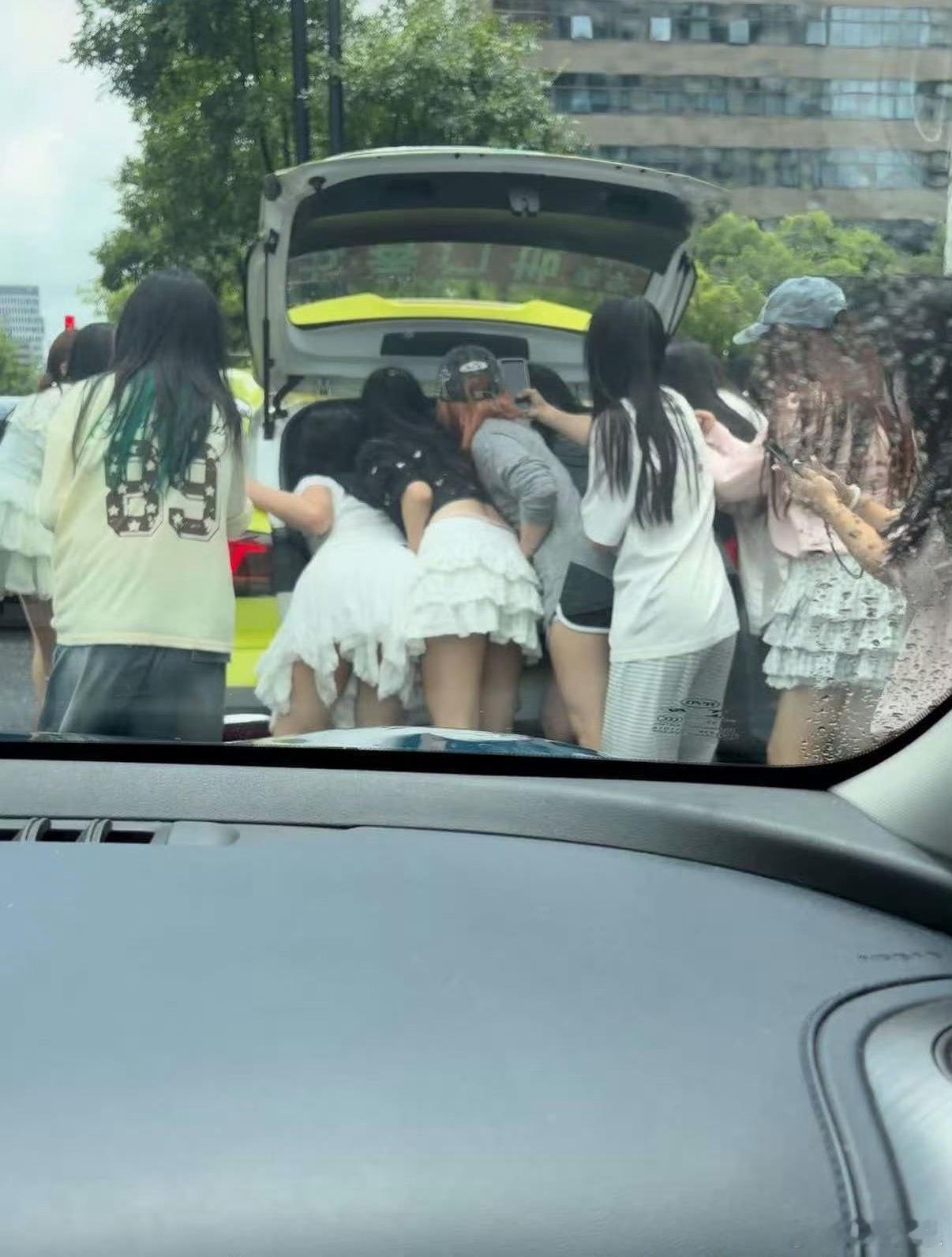 官俊臣抢私生手机追星本来是你情我愿的事，但一旦上手掐脖子、开人家后备箱，这就完全