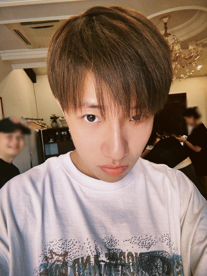 #王一珩直发体验卡Day1##王一珩卷毛变直发了# 王一珩的直发造型，充满了艺术