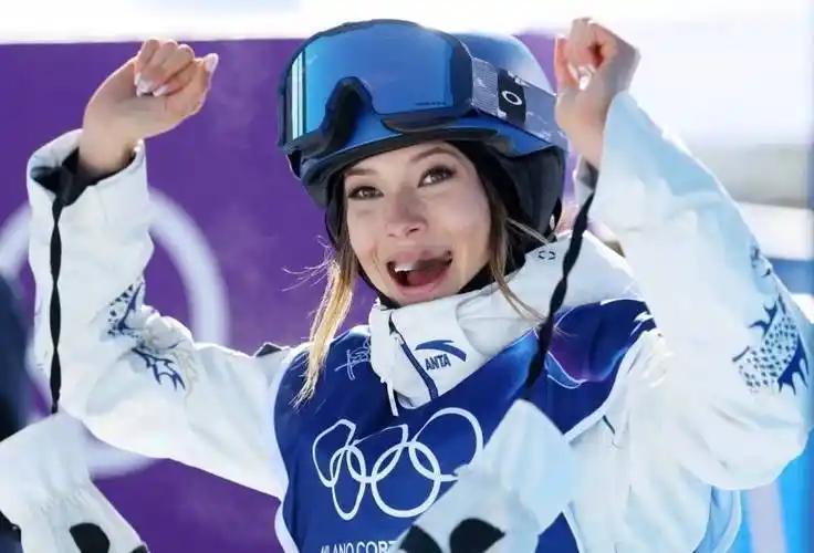 谷爱凌再创历史！两届冬奥会5枚奖牌，成中国冰雪骄傲
 
        谷爱凌在