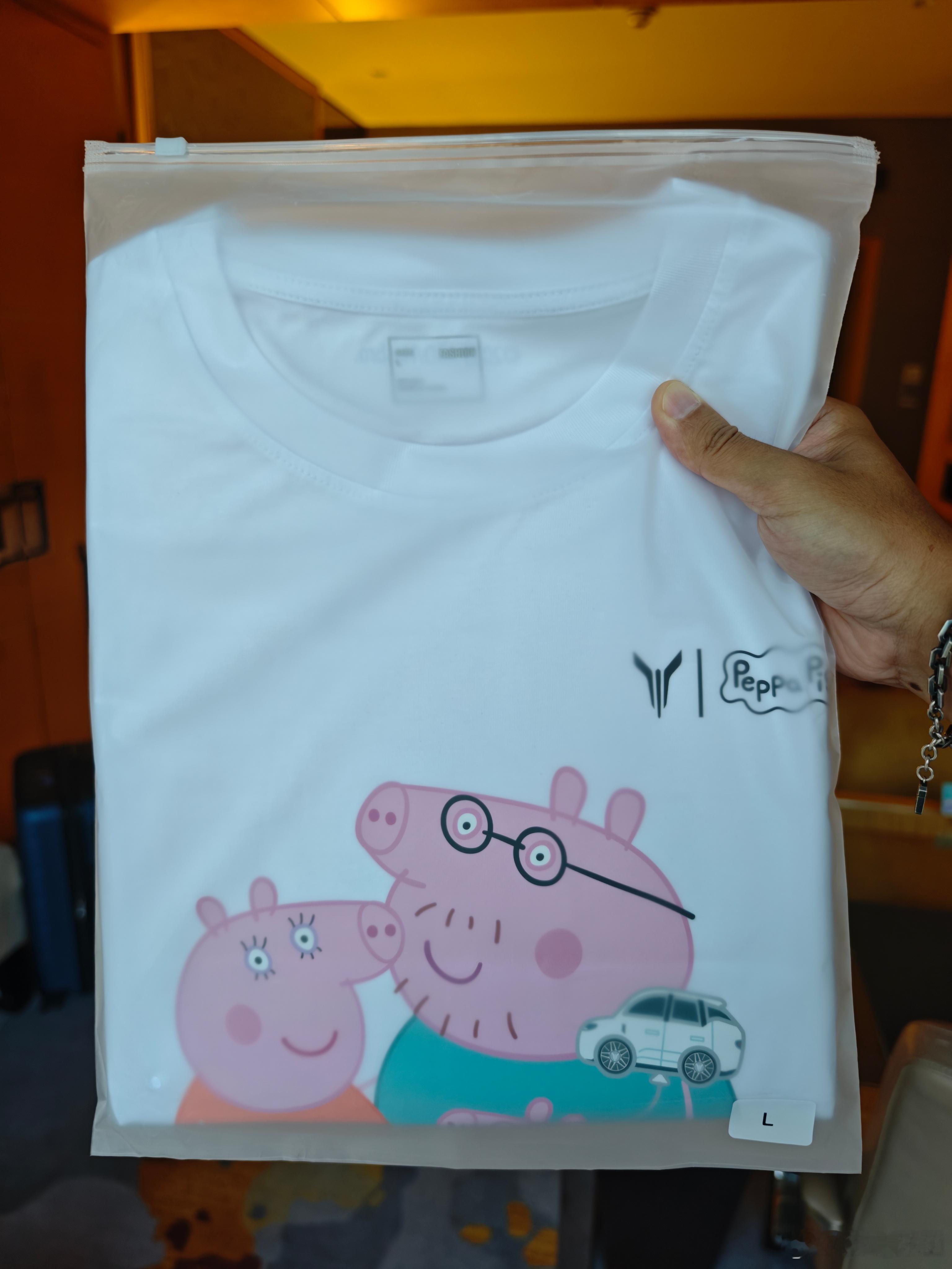 [笑cry]这个有意思！岚图知音和小猪佩奇搞了个联名，媒体证和发的文化衫都有小猪