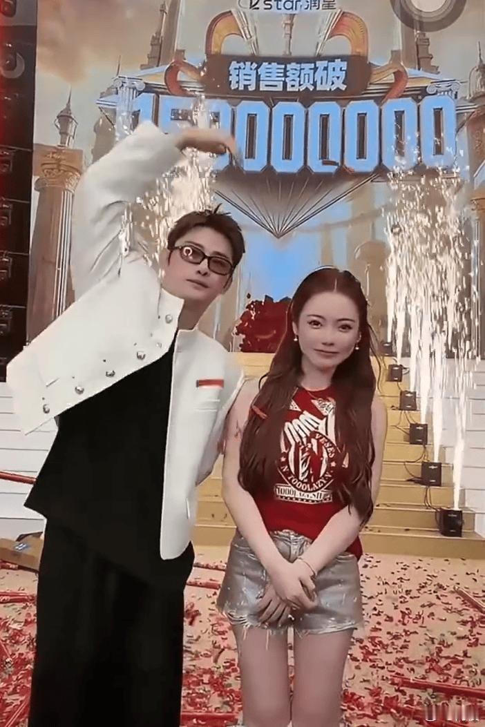 蛋蛋回应与朱梓骁恋情一边直播澄清只是商业伙伴，一边又把暧昧互动玩得飞起，牵手喂饭