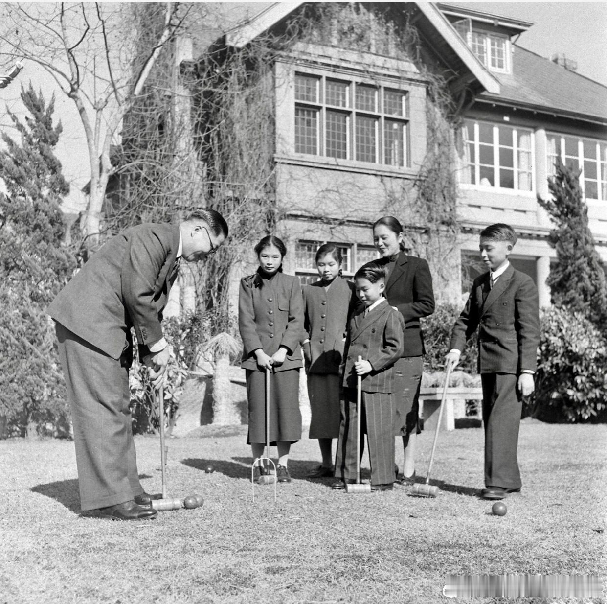 1947年上海特别市市长吴国桢与家人在安福路官邸打门球历史影像