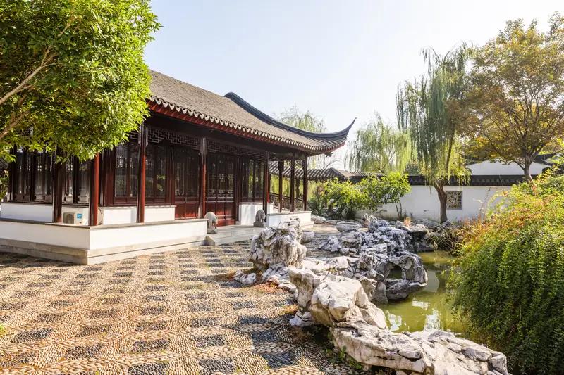 苏州简直是人间宝藏！它有9个被联合国列入世界文化遗产名录的古典园林，像拙政园等，