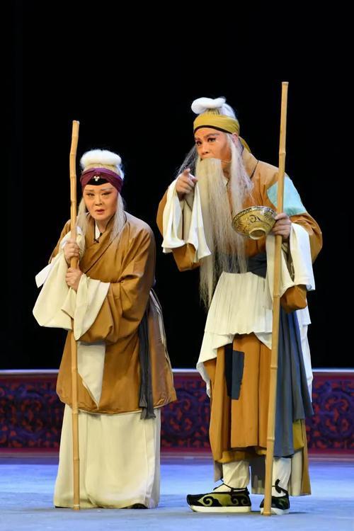 台下观众痛哭流涕 豫剧团下乡演出《清风亭》，那场面太震撼了。在河南南阳、许昌等地