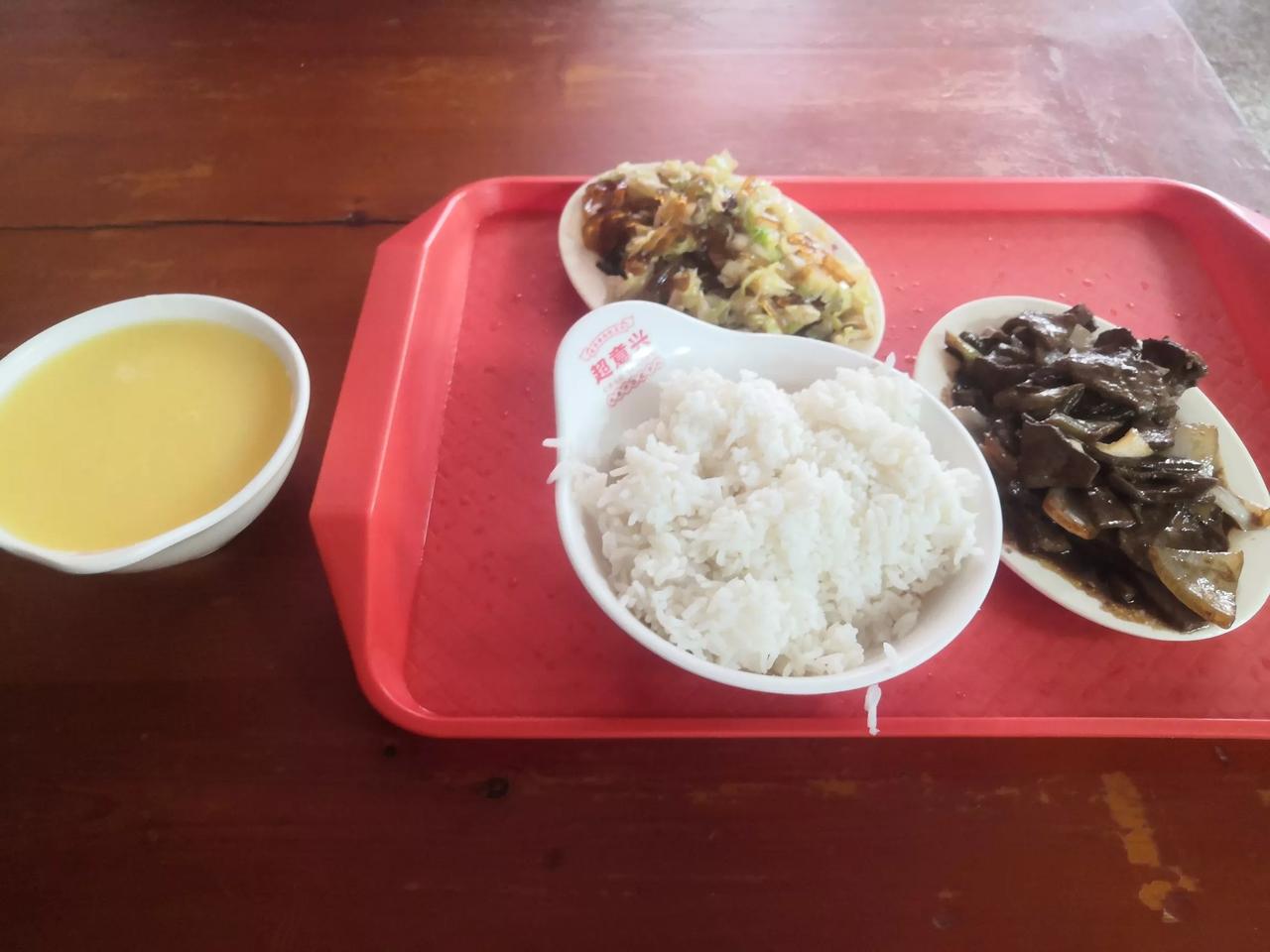 来超意兴吃饭的原因：
第一，便宜
第二，可以荤素搭配
第三，他们的消毒柜永远都是