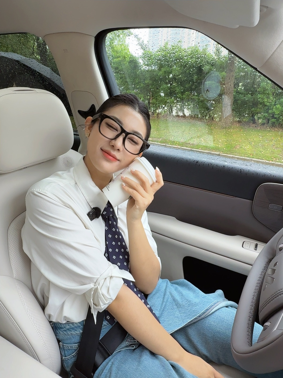 今天想当下雨天氛围感美女☔️ootd卷妹的日常