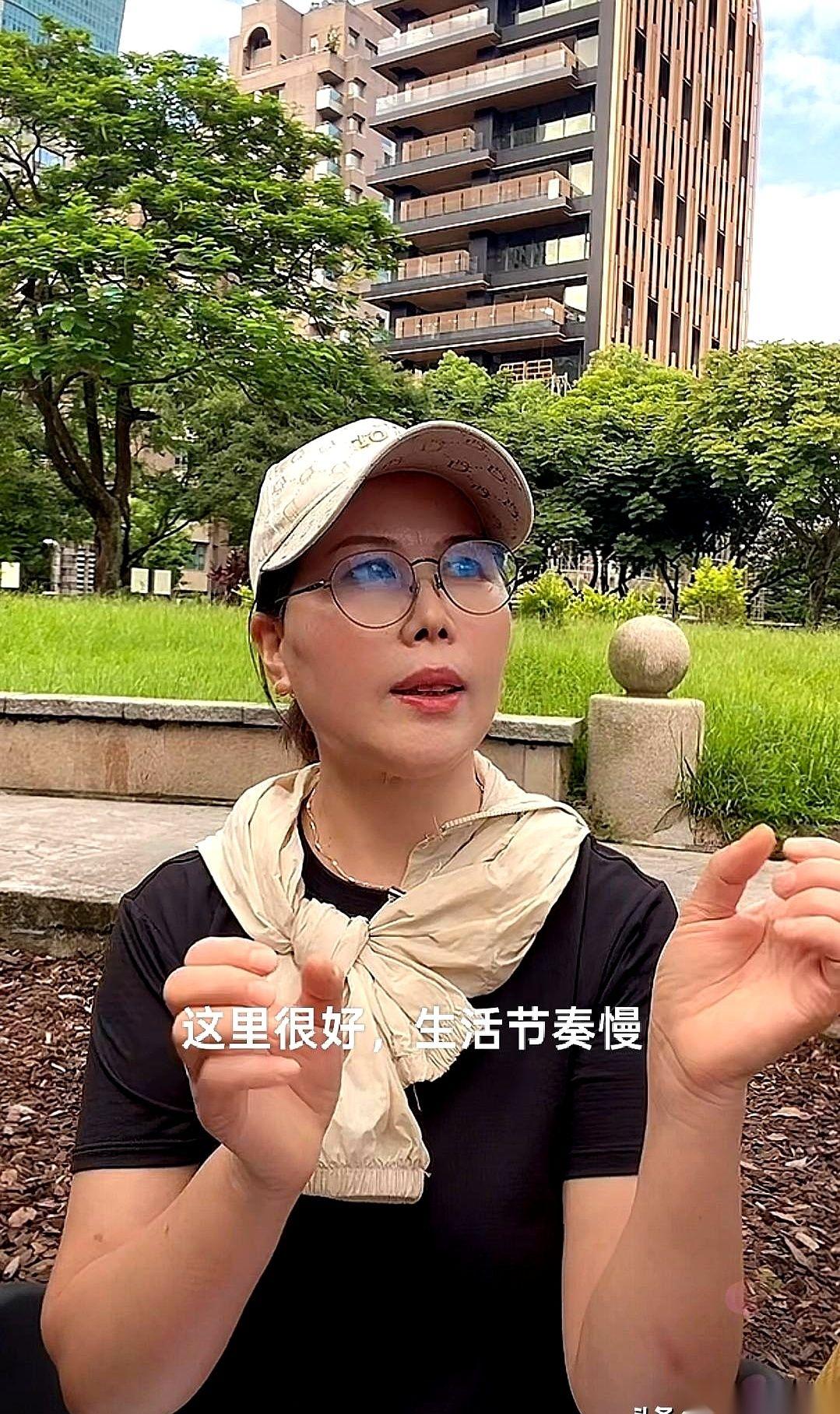 汪小菲家那个保姆小杨阿姨，最近开了场直播，直接把吃瓜群众看乐了。
前阵子热搜上，