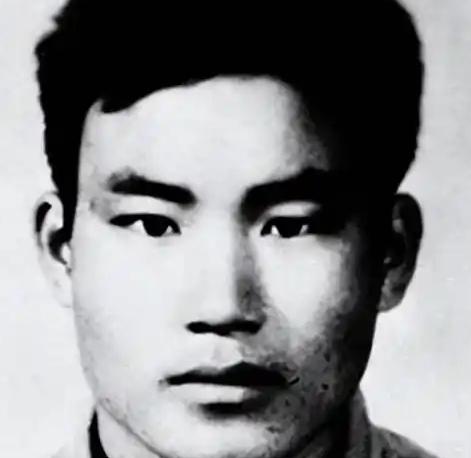 1982年韩国一村庄警察禹范坤正在家中熟睡，结果新婚妻子看到他身上有苍蝇，为避免