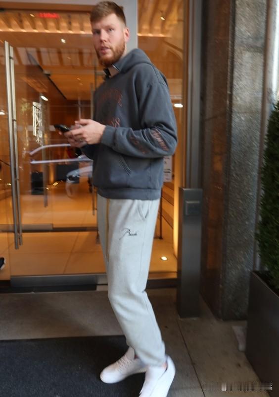 CBA变天！三冠王麦基空降北京，杨瀚森遭“约老师”暴击！

“家人们，CBA这回