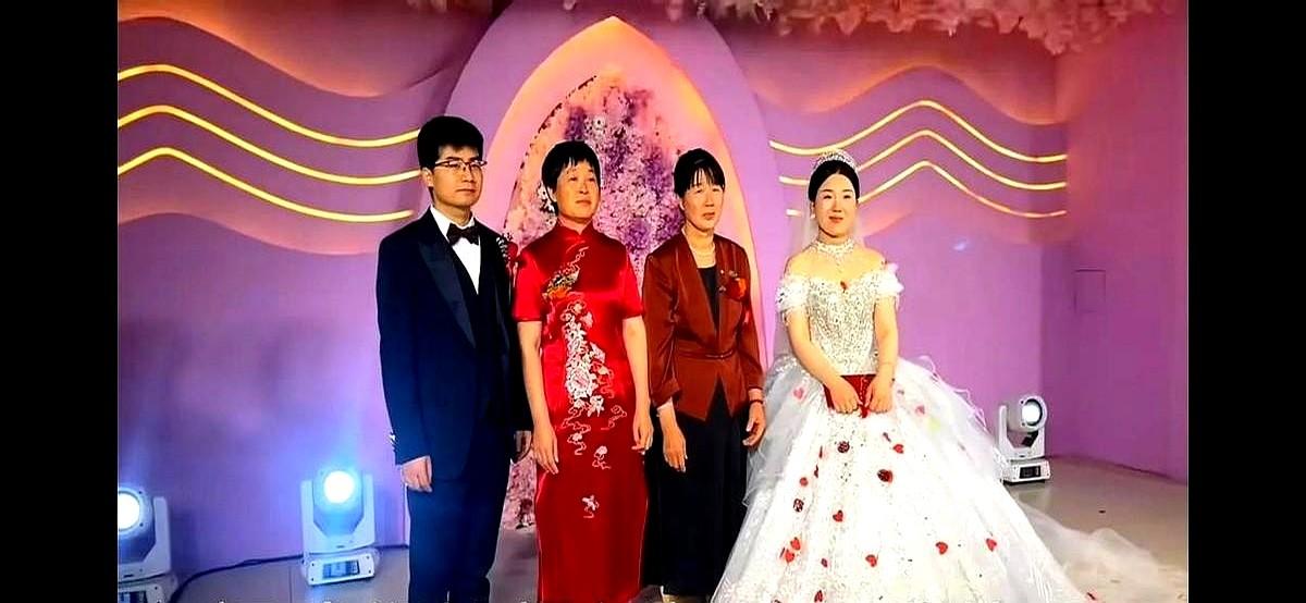 华强表弟小志的婚礼上，小志妈妈哭得让人心酸。
前年下暴雨那会儿，田埂被冲垮得七零