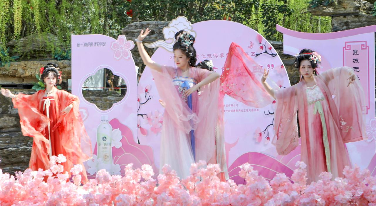 2026黄家湾“花朝盛典“，花神霓裳翩跹，踏春、市井、游园。华服映着繁花，古韵溢