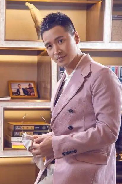 何晟铭这辈子最喜欢的不是于正，更不是演戏，而是改名  

何晟铭把名字改了三次，