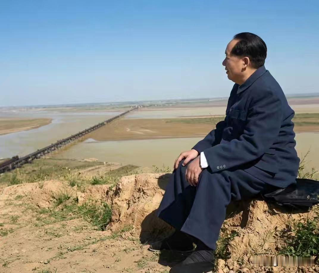 毛主席1952年视察黄河的照片
毛主席曾说：“没有黄河，就没有我们这个民族啊”，