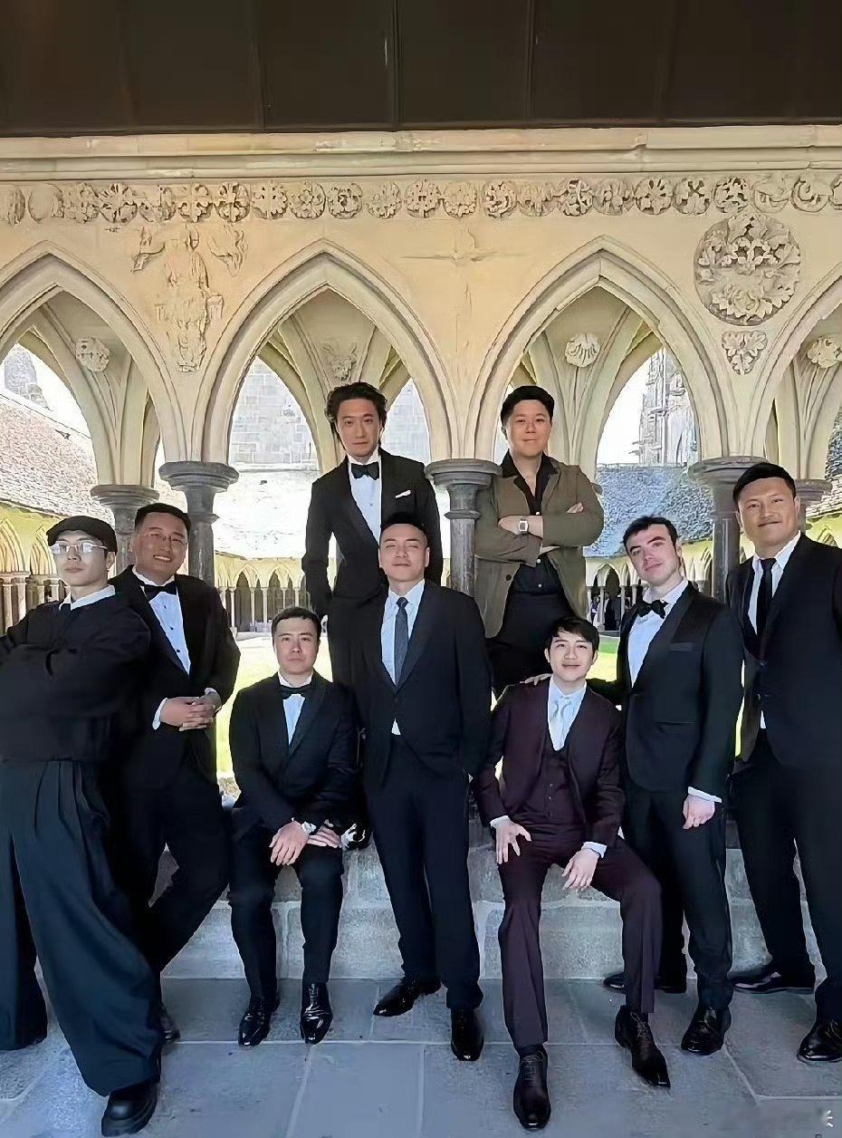 何猷君伴郎之一是雅诗兰黛继承人何猷君伴郎之一是雅诗兰黛继承人 何猷君婚礼伴郎团气