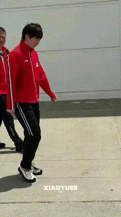 王曼昱输给佐藤瞳后，心情非常不好。
回酒店的路上，王曼昱大口深呼吸，
还在放松肩