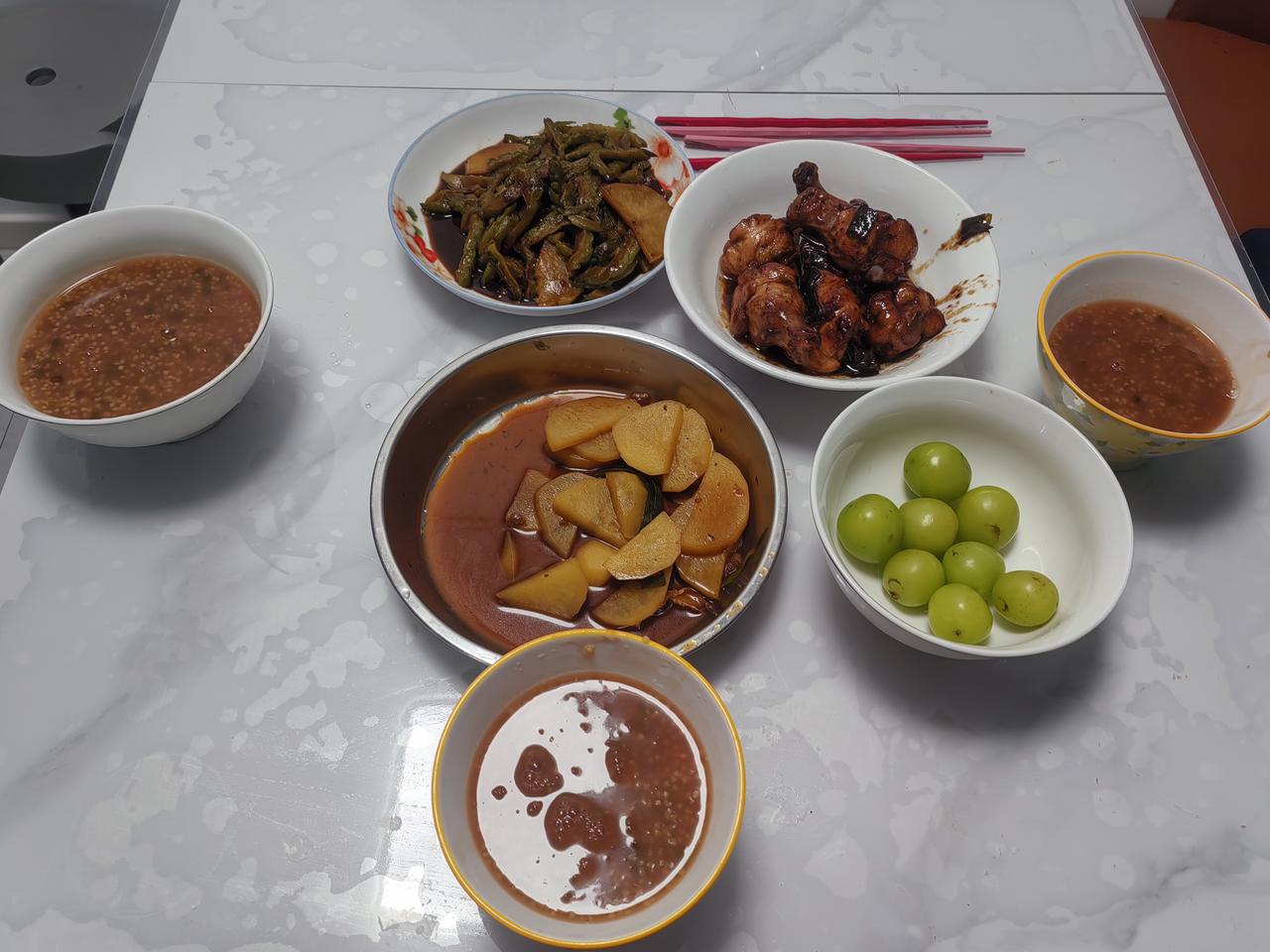 今天起个大早，8:45就起床了。两员小将9:20睡醒了。不刷牙，不洗脸，就在沙发