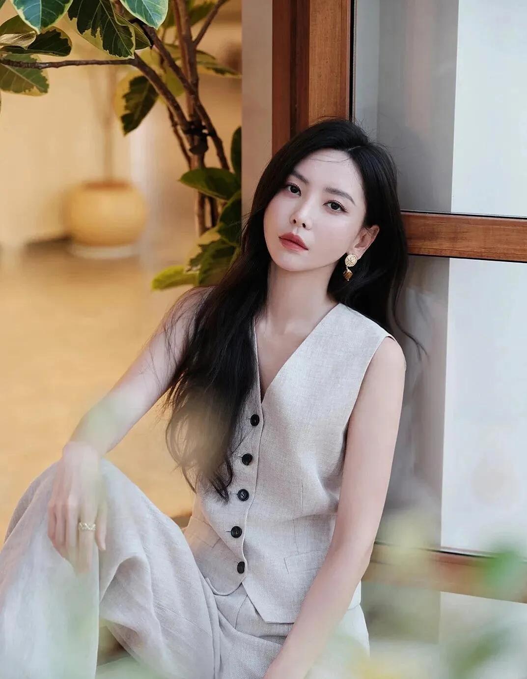 于文文杏色马甲套装，直接抄作业！✅
简约杏色套装，慵懒又高级，气质直接封神！
V