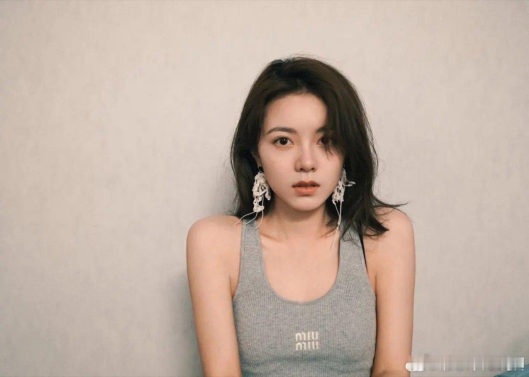 赵今麦最新营业自拍，感觉现代剧不如古偶惊艳 ​​​