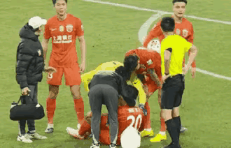 为何“杨世元脑震荡换人”引来如此大的争议，给中超开了一个不好的头。
就是因为杨世