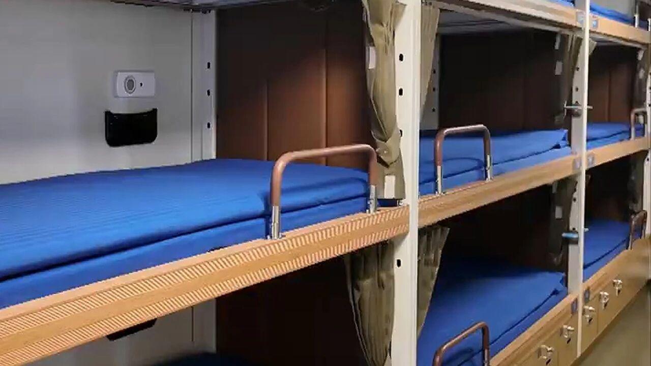 这次看到福建舰的小伙子们把被子平铺得整整齐齐，不禁要为海军舰艇特色的内务叫好！