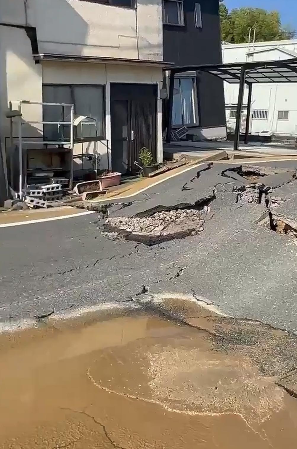 今天下午发生在日本熊本县的7.1级强震，我有一个疑问令我百思不得其解，路面都被震