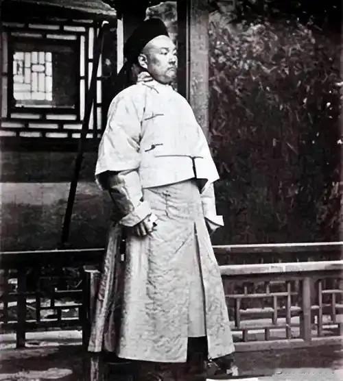 ᠰᡝᠩᡤᡝᡵᡳᠨᠴᡳᠨ率领ᡩᠠᡳᠴᡳᠩ ᡤᡠᡵᡠᠨ骑兵，在正面对冲中输给了一群“