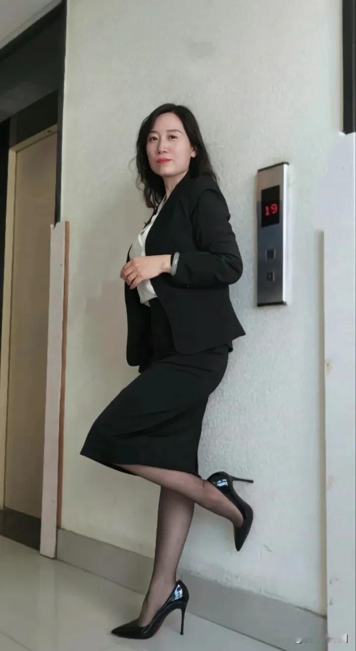 #有没有哪种袜子一看到就喜欢的#在岁月的长河中，我如同一艘稳健航行的船，经历了风