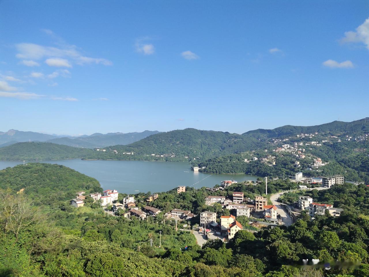 拍一张最美的海你喜欢这种山间人家吗？临海、靠山、靠城市，多完美