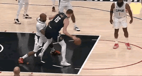 塔克把约基奇防成36+17+10，却声称塔克成功防守约基奇。
今日快船102-1