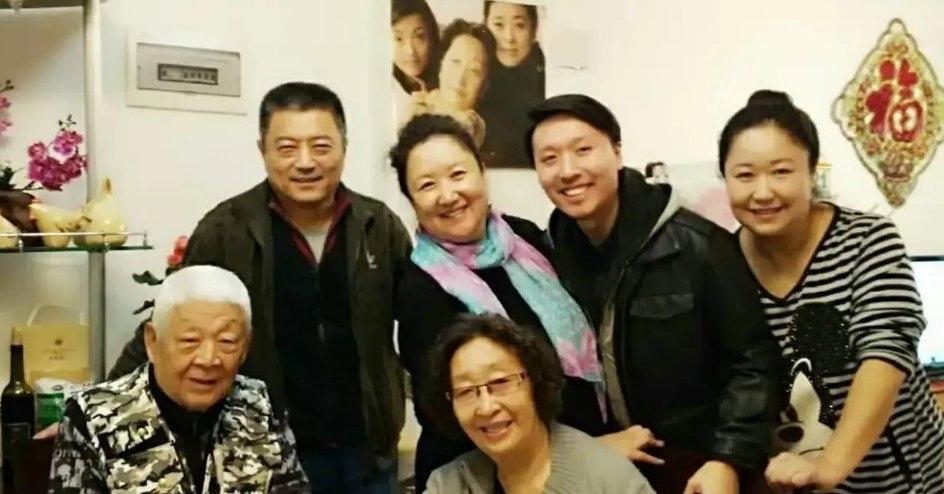 彭玉一家里有居然有六个演员，
大女儿和大女婿在《大宅门》里母子。
一家人除了外孙