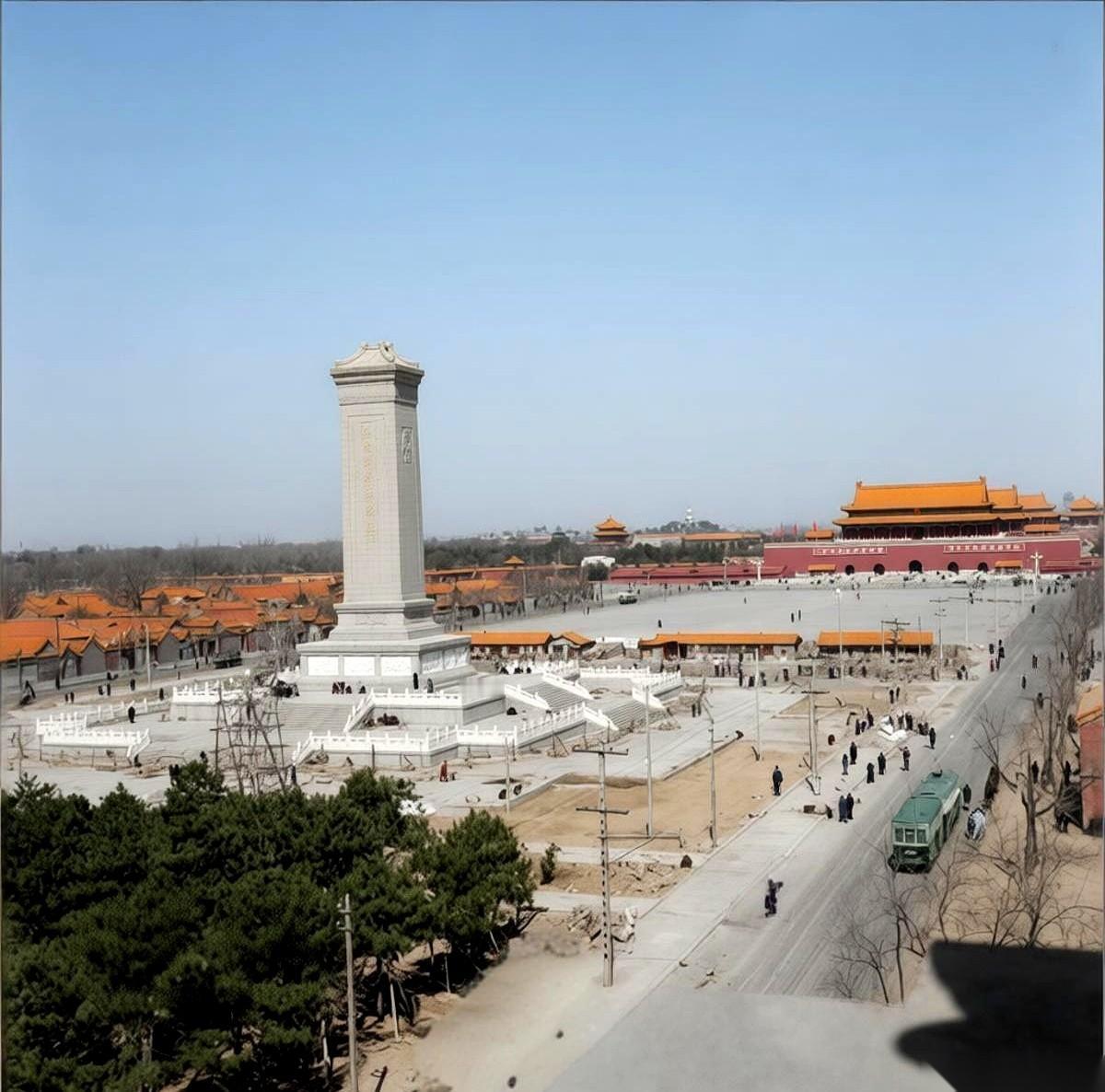 真该让现在的人都看看那张老照片。
人民英雄纪念碑，1958年刚建成的时候，周围全