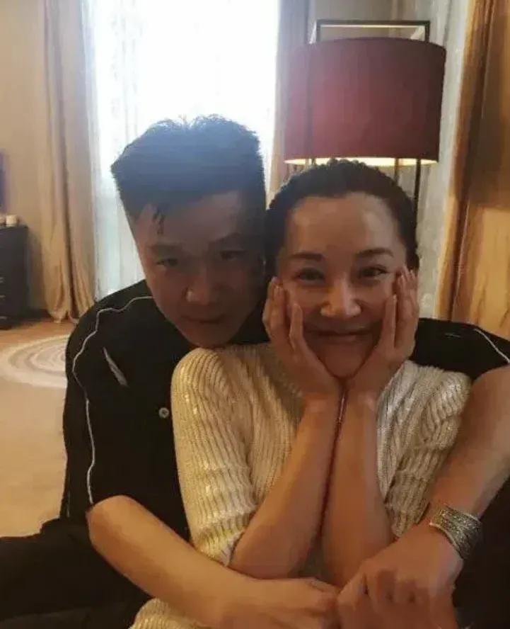 55岁许晴参加私下聚会，真的是不老女神，这容颜真的逆生长，怪不得说她是公主病那，