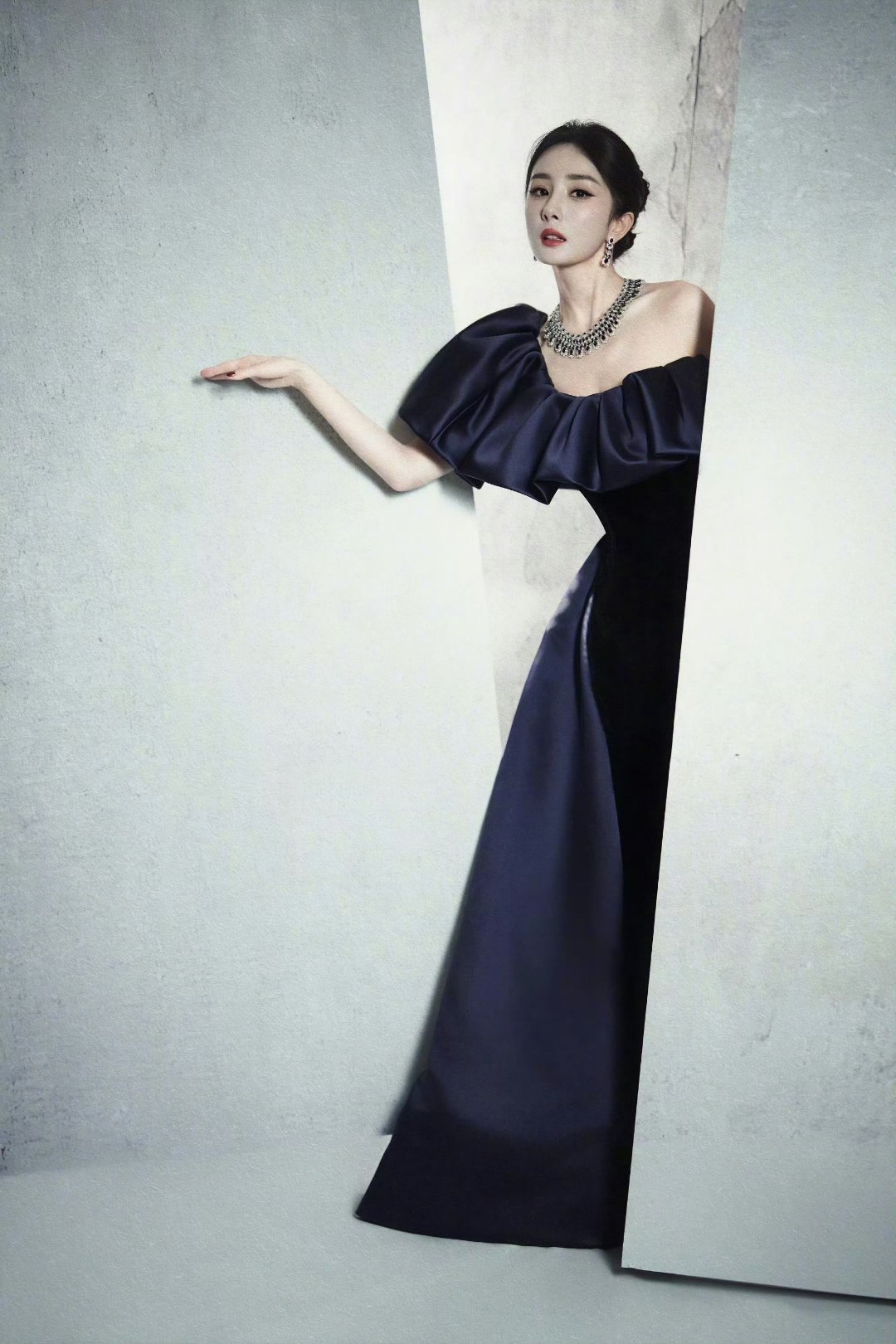 杨幂内场热聊握手好忙杨幂笑张艺谋的样子好可爱杨幂即C位，贵气优雅的顶级女明星今晚