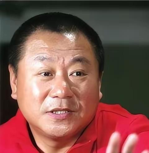 1988年，范伟在母亲的逼促下，和一名护士相亲，谁知，对方不仅不说话，连筷子都不