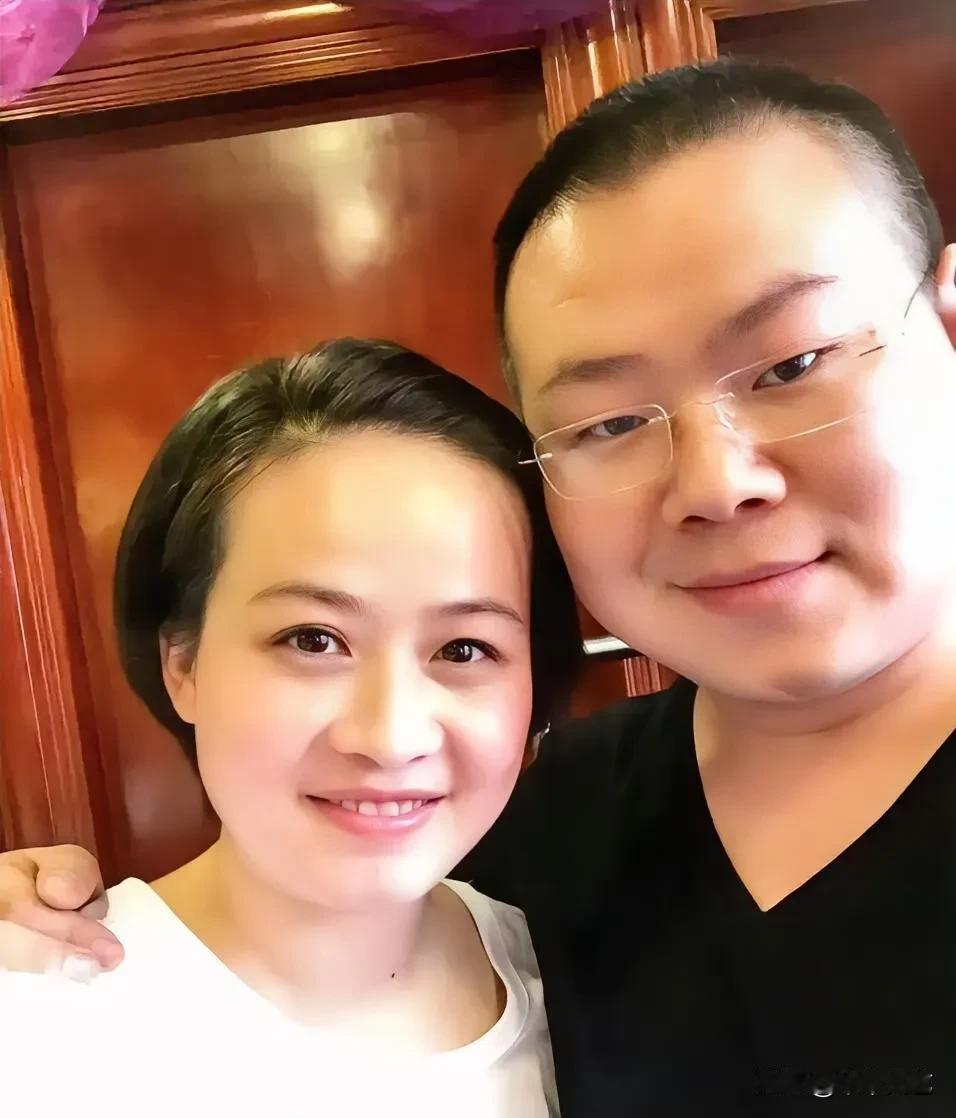 贤妻扶我青云志 我还贤妻万两金
也曾对生活灰心 她却将我手握紧
妻不嫌我少年贫 