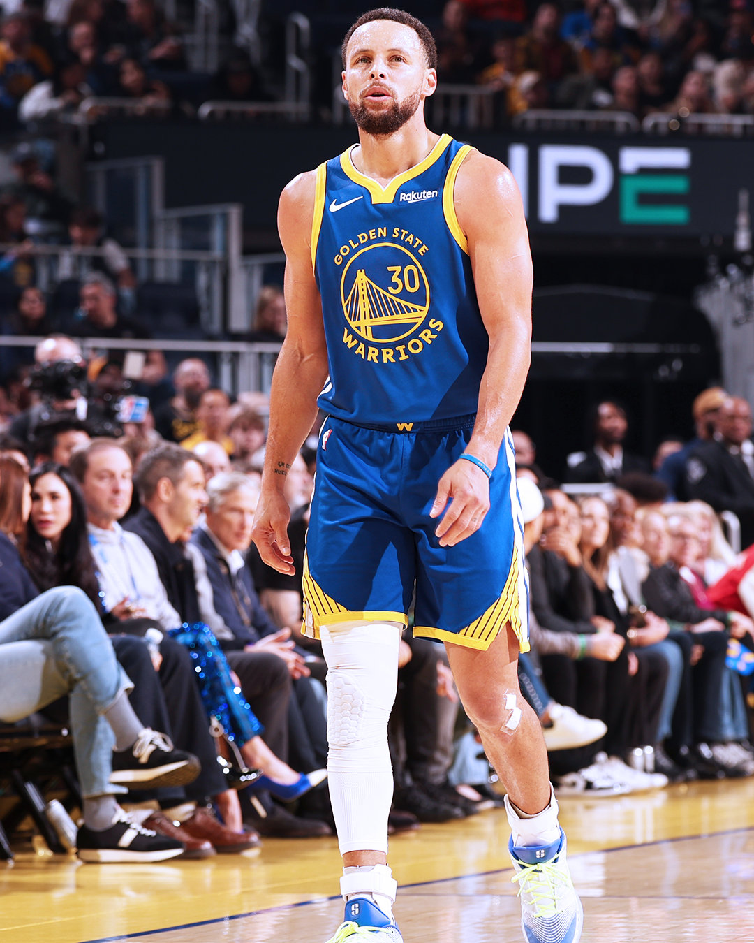 库里27分，7助攻，3篮板，1抢断，1盖帽。勇士战胜尼克斯