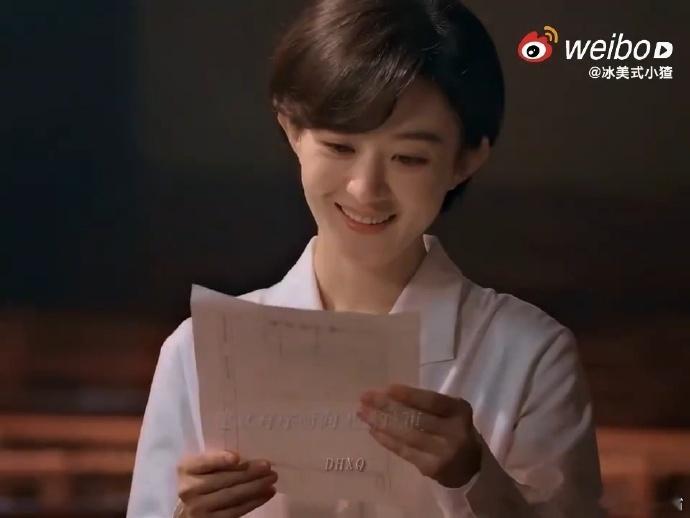 80年代妈妈必有的一张照片 瞧这张照片，妈妈穿着喇叭裤，脚蹬小皮鞋，那自信又时尚