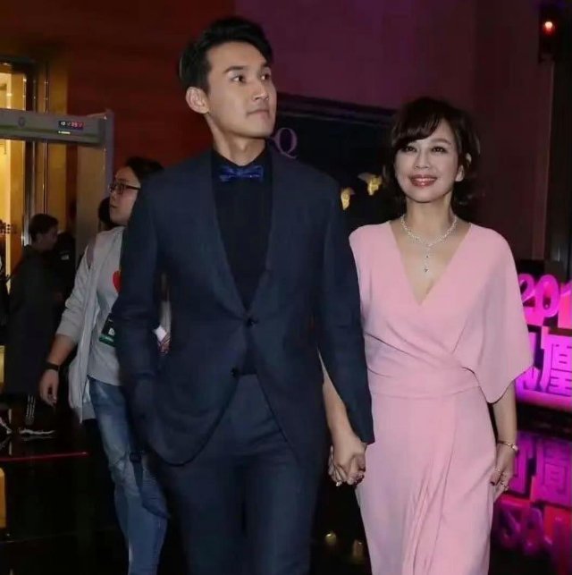 张铎和陈松伶，姐弟恋，幸福的很。女的这么像蔡琴，但是蔡琴应该没这么年轻 ​​​