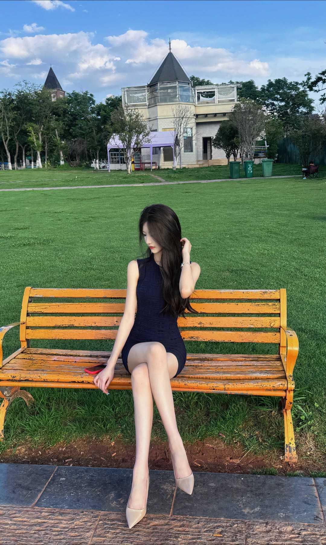 夏日氛围感穿搭分享，藏青色无袖包臀短裙简约大方，修身版型勾勒优美线条。搭配裸色尖