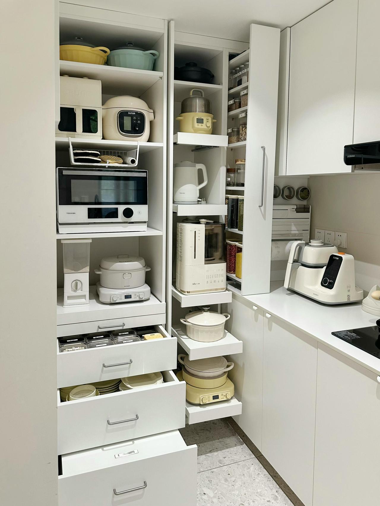 厨房有这样一个收纳柜，太强大了！
小厨房真的是寸土寸金，每一寸都要抠着用
有这样