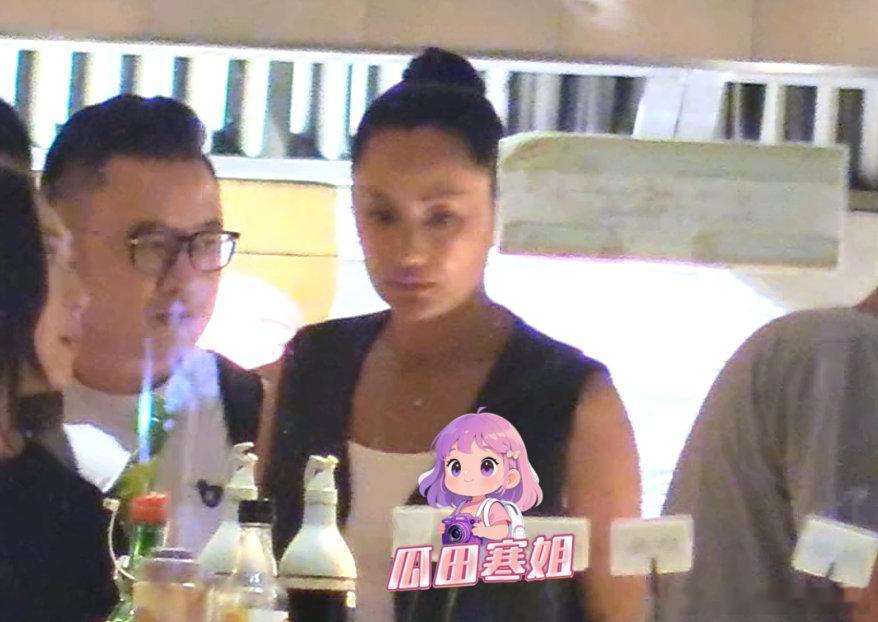 瞿颖拿着两瓶酒就回家了瞿颖李乃文胡军深夜聚餐 娱记拍到瞿颖、李乃文、胡军线下深夜