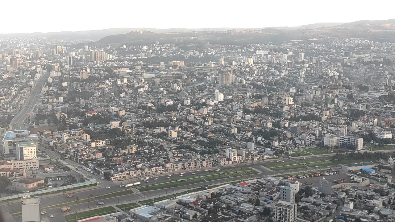 近日，乘机降落埃塞俄比亚首都，从空中俯瞰亚的斯亚贝巴，那景象着实令人叫绝。这座埃