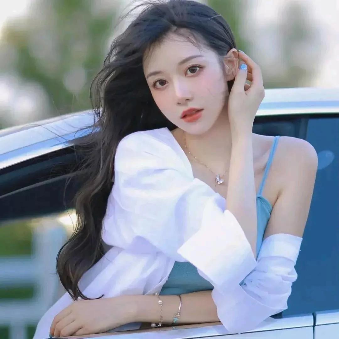 清新甜美的夏日少女，车边轻倚，微风拂面。少女感微笑女孩 自然清新美少女 自然甜系