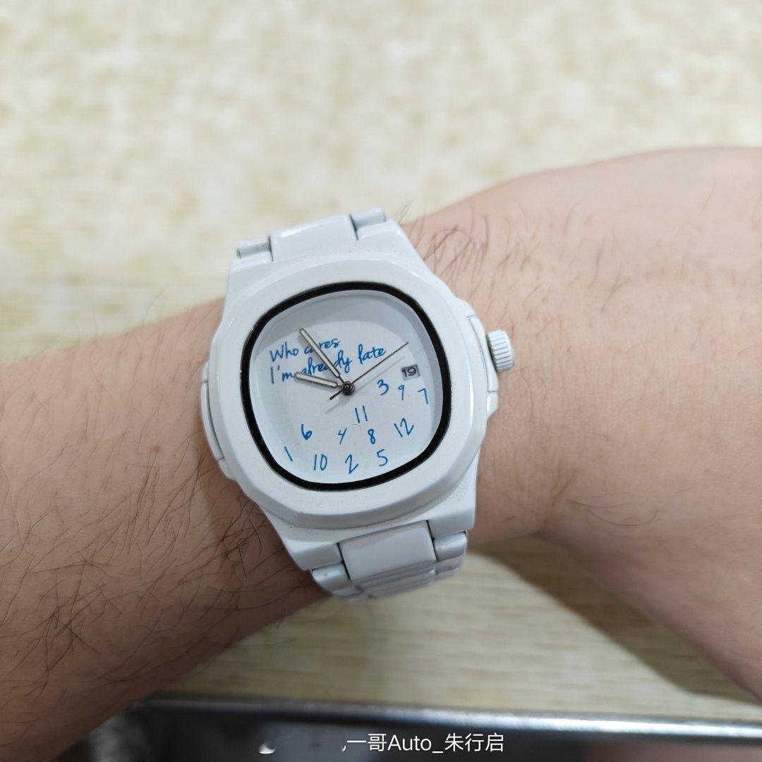 这两天的天气真热差不多该穿上短袖出门去吃早点了手表也好久没戴了表盘上都落好多灰了