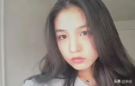 章子怡的格局，真的不是一般的大。 离婚许久，受访时脱口而出“家里两个女儿一个儿子