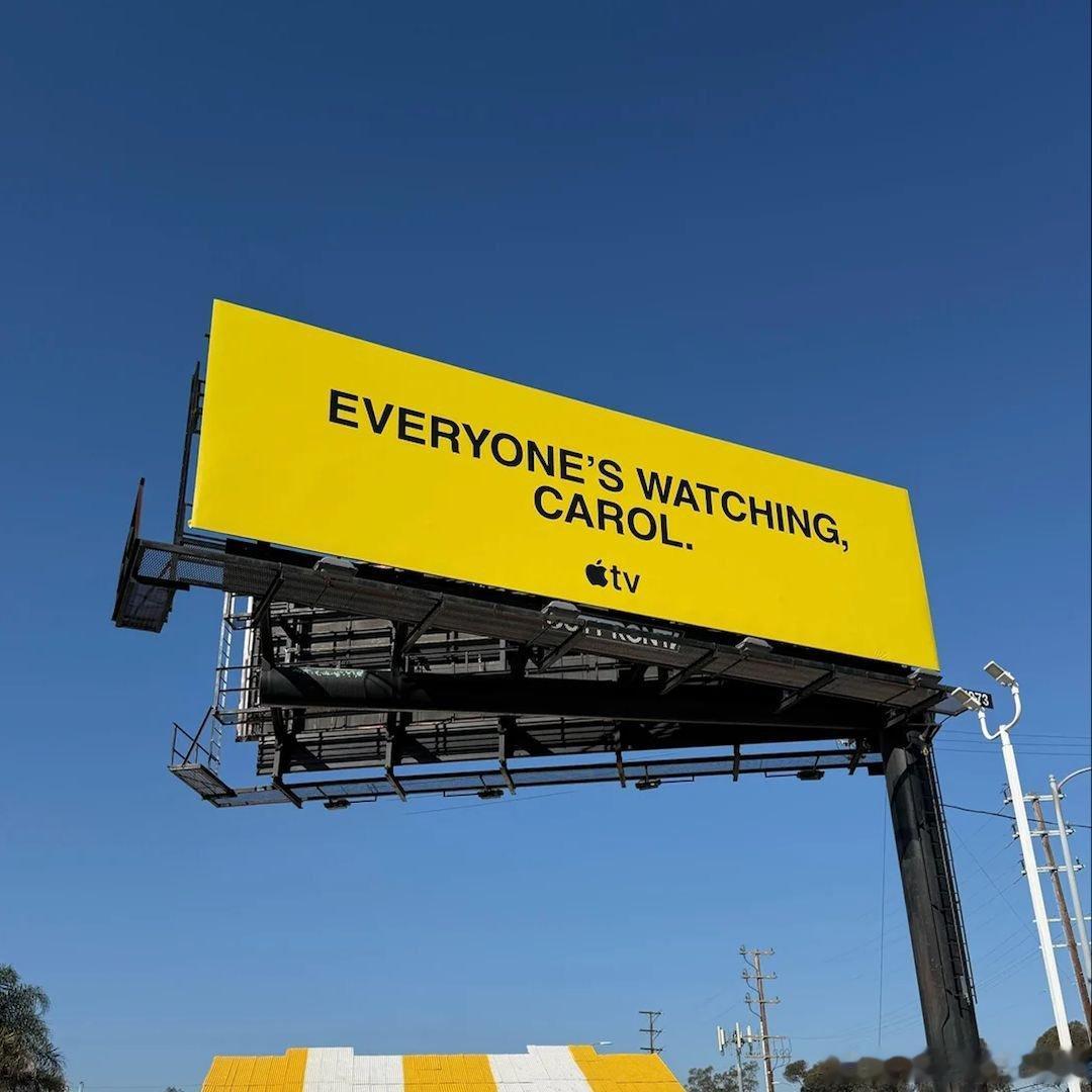 Apple TV在广告牌上庆祝《同乐者》成为平台播放量最高的剧集，并配文：Eve