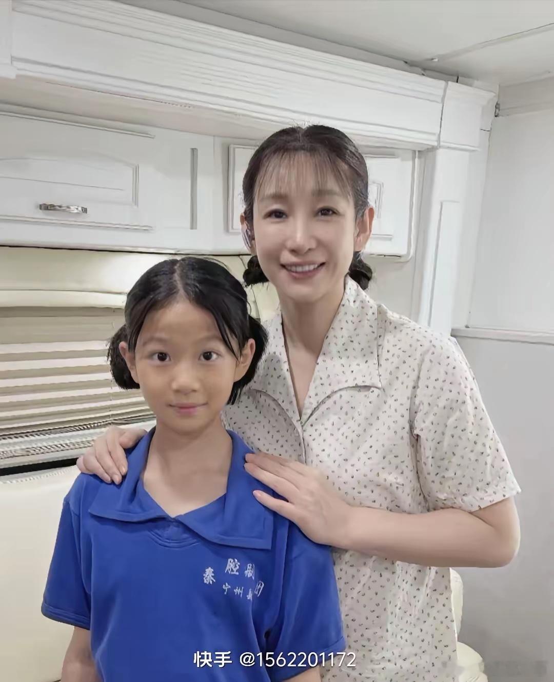 秦海璐母子温馨合影，黑娃萌娃笑靥如花 