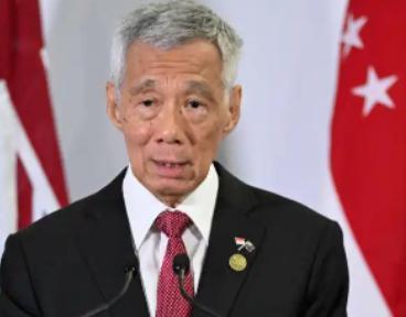 对新加坡不能心慈手软。新加坡前总理李显龙在演讲中说，我们和中国人同宗同祖，为什么