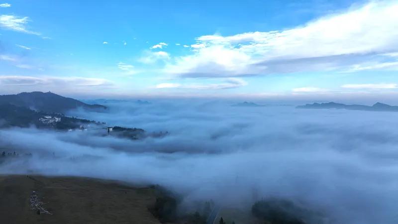 离别感怀
细浪推舟客返航，
霞托落日映西江。
离人意乱无言语，
招手行礼泪成行。