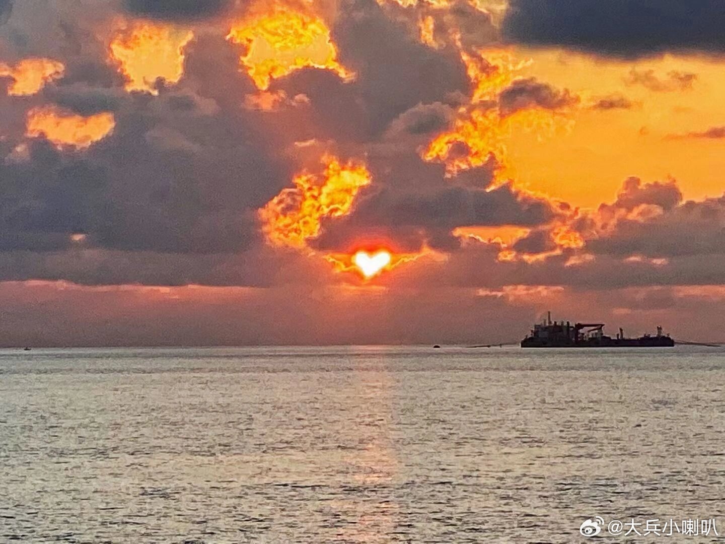 情感社区 【美丽家乡 西沙群岛——碧海熔金 夕照归舟】       夏日时节，我